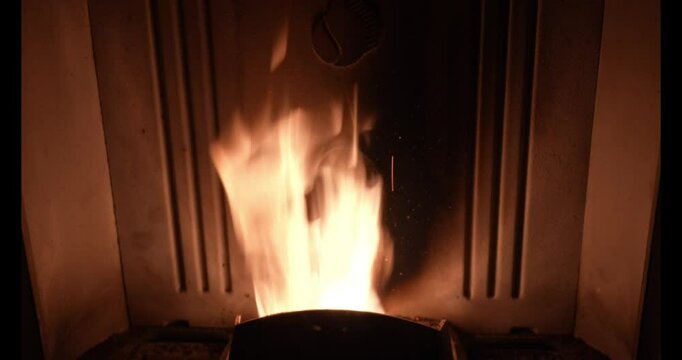 Flamme in einem Pelletkaminofen