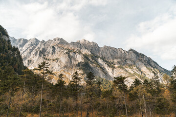 Panorama der Alpen im Herbst, Gebirge in Europa zum Wandern und Klettern