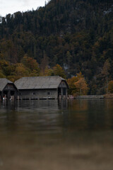 Bootsh&auml;user an einem Bergsee in den Alpen, Bootshaus K&ouml;nigssee, Berchtesgaden