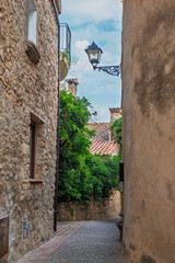 Schmale Gasse in Capmany, Provinz Girona, Autonome Gemeinschaft Katalonien, Spanien