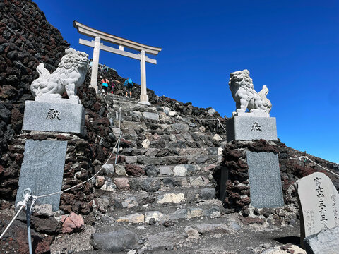 Mount Fuji, Shizuoka Prefecture, Japan - 16 august 2023: Trail top Torii Gate: Mount Fuji Summit Views, Gotemba Trail