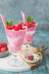 Domowy, malinowy jogurt ze świeżymi malinami. © Dorota