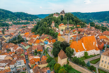 Obraz premium Medieval fortress and fortified citadel of Sighisoara with colorful houses in transylvania.