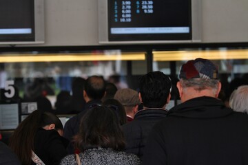Taquilla de apuestas hípicas en el hipódromo de Madrid. Pantalla con dividendo y totalizador 