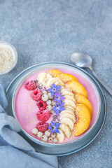 Bowl na śniadanie ze świeżymi i mrożonymi owocami. © Dorota