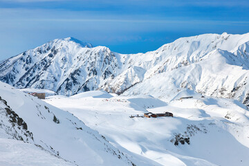 Obraz premium 冠雪の北アルプスの立山の室堂