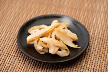 お皿に載ったイカの燻製のスライス（いかくん）