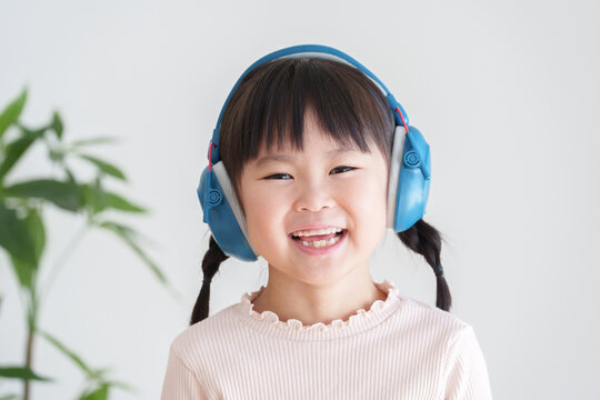 イヤーマフをした聴覚過敏の子供