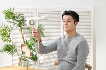 スプレーでヘアセット理想のメンズスタイルを長時間キープする方法|Hair Salon Arsham