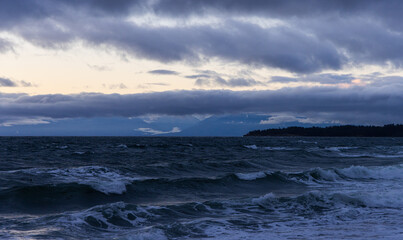 Obraz premium Dramatic Ocean Waves at Dusk in Victoria, Vancouver Island