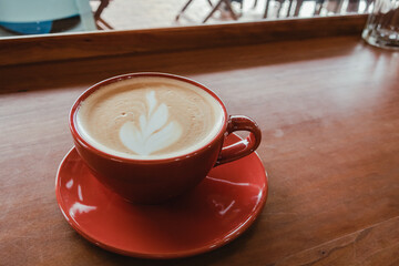カフェのカウンター席でカフェラテ