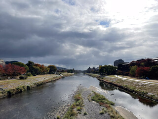 Fototapeta premium 時雨が上がった京都鴨川