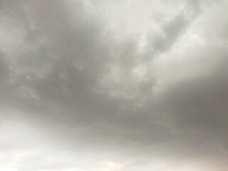 Obraz premium the sky was cloudy with an eerie atmosphere, gray gray in the sky before the rain fell
