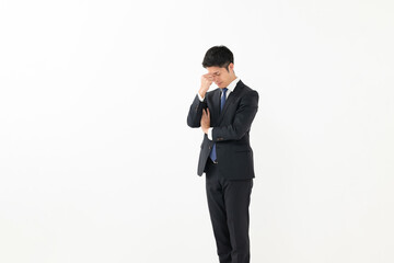 悩むビジネスマン