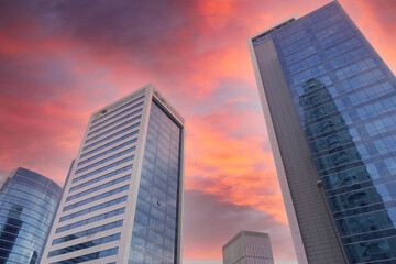 Obraz premium Captivating and stunning view of an Urban Skyline beautifully enhanced by Dramatic Sunset Clouds