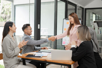 Obraz premium Asian Business Group Chat about graph work Present in meetings, in the office