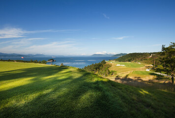 Fototapeta premium 푸른 하늘과 어울어진 바닷가 골프장 풍경.