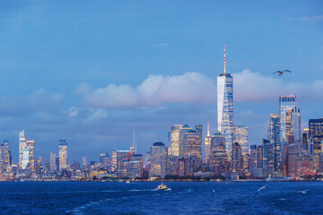 Obraz premium A vibrant sunset panorama of Manhattan downtown skyline, viewed from the river