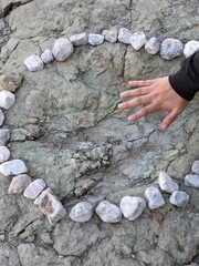 Mano sobre huellas petrificadas de dinosaurio
San Juan la Raya, Puebla, México 