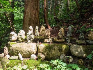 森の中の奇妙な石仏 立石山神社