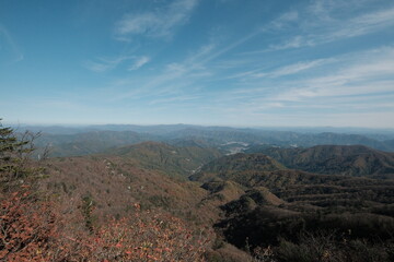 대한민국 한반도 태백산맥의 산봉우리 정상에서 바라본 푸른 하늘의 구름과 가을 낙옆 단풍 나무숲 능선의 광활하고 시원한 풍경 배경화면