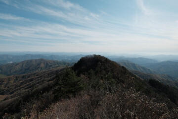 대한민국 한반도 태백산맥의 산봉우리 정상에서 바라본 푸른 하늘의 구름과 가을 낙옆 단풍 나무숲 능선의 광활하고 시원한 풍경 배경화면