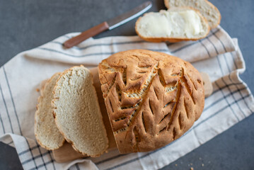 Sliced rye bread on cutting board