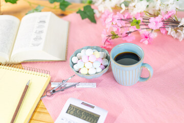 勉強道具と一緒に準備されたコーヒーと山盛りのラムネ