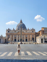 Obraz premium A solitary wanderer explores Vatican City stunning architecture on a sunny day