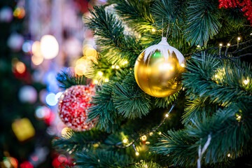 Fototapeta premium Close-up view of a fully decorlated Christmas tree with bokeh background