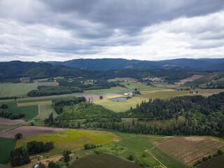 Obraz premium A large, open field with a few houses in the distance