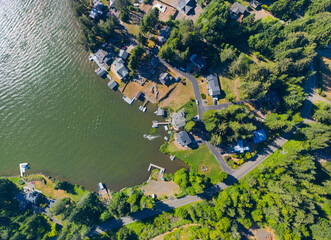 A lake with a lot of houses and boats