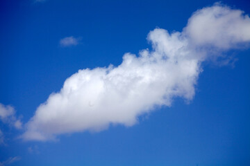 Obraz premium White cloud in the blue sky