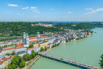 Obraz premium Die Drei-Flüsse-Stadt Passau in Niederbayern rund um die Innstadt im Luftbild