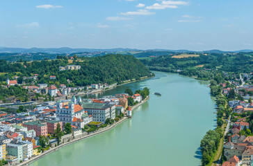 Ausblick auf die Universit&auml;tsstadt Passau an Inn Donau und Ilz im Sommer