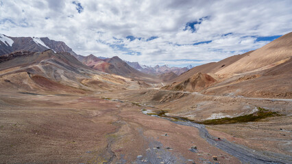 Obraz premium Colorful landscape view at high altitude Ak Baital pass aka Hushang, highest point on Pamir Highway M41, Murghab, Gorno-Badakhshan, Tajikistan