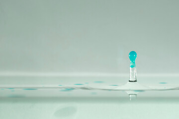 farbe tropfen wasser hellblau blau