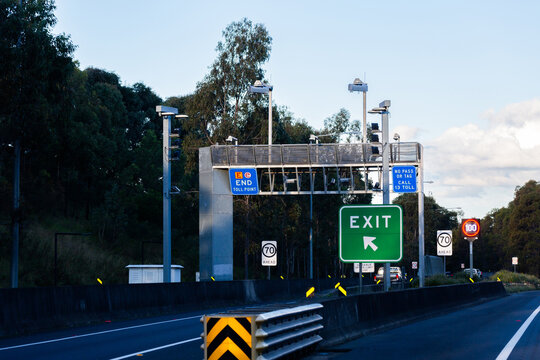 Exit sign beside tollway with end toll point road signs