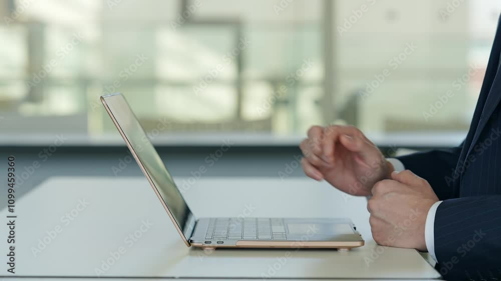 Leinwandbilder ノートパソコン、PC、ビジネス、チェック、確認、仕事、データ、DX、デジタル、事務、ビジネスマン、ビジネスパーソン、男性、手元、ボディパーツ、アップ、画面、タッチ、操作、キーボード、校正、リサーチ、調査、人材、経理、簿記、クラウド、ERP、ソフト、アプリ、表計算、管理、分析、研究、開発、エンジニア、デバッグ、プログラマー、プログラミング、トランスフォーメーション、IT、スキル、資格、検定、テクノロ