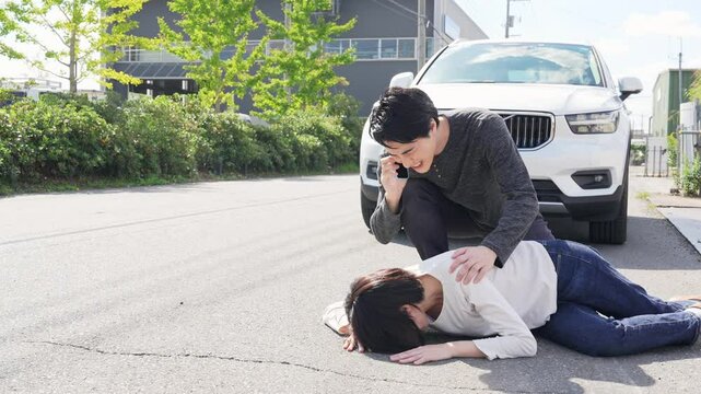 交通事故、事故、自動車、倒れる、男性、女性、人物、ドライバー、通報、スマホ、保険、歩行者、人身事故、警察、違反、被害者、道路、スマートフォン、交通、日本人、接触、路上、駐車、報告、安全、セーフティ、危険、過失割合、ドライブレコーダー、対応、焦る、叫ぶ、怪我、飛び出し、スピード、アクシデント、トラブル、悩む、失敗、クルマ、運転、困る、ミス、義務、当事者、救護、負傷者、110番、救急、119番