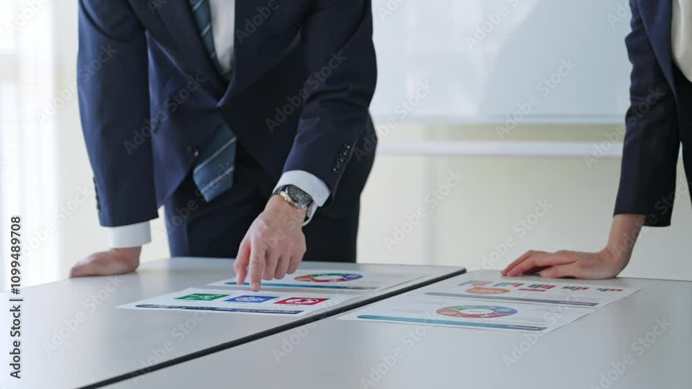 Poster 会議、ミーティング、ビジネス、マーケティング、ビジネスパーソン、チームワーク、商談、プロジェクト、書類、企画、二人、オフィス、企業、会社、グラフ、リサーチ、アドバイザー、調査、コミュニケーション、取引