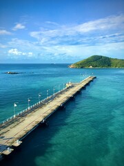 Obraz premium Caribbean pier over turquoise waters 