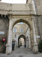 Veduta degli archi della corte, Palazzo del Governo, Ancona, Marche, Italia