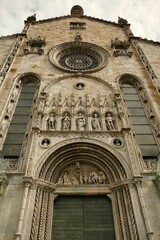 La façade de la cathédrale Santa Maria Assunta de Côme en Lombardie