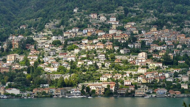 Le village de Moltrasio au bord du lac de C&ocirc;me en Lombardie