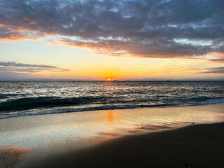 Fototapeta premium 沈みゆく太陽と波打ち際の風景