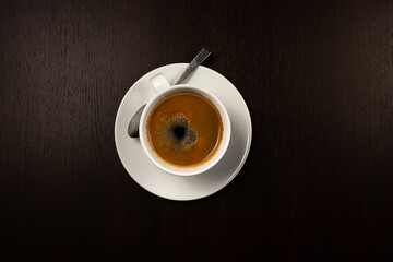 Frischer Kaffee duftet nach dunklen Aromen und bietet entspannung und belebt