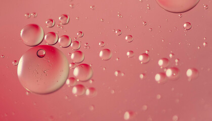 Macro immagine di gocce di olio su una superficie di acqua  © chiara75