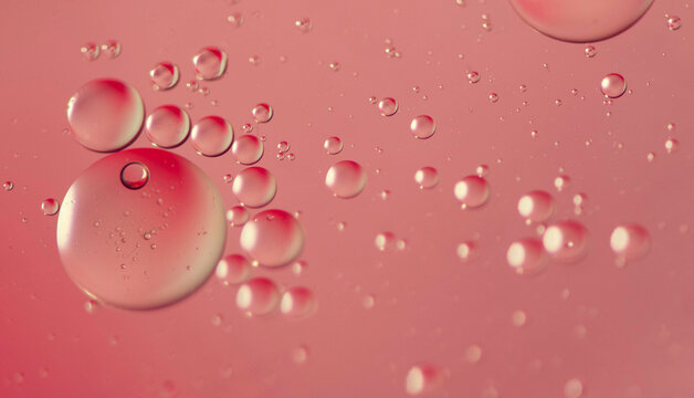 Macro immagine di gocce di olio su una superficie di acqua 