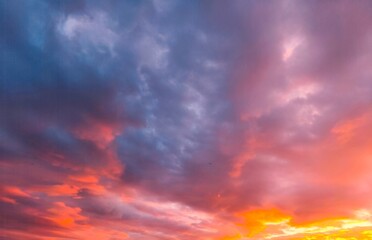 Obraz premium A breathtaking view of a sunset sky filled with vibrant colors. Dramatic Sunset Sky with Shifting Hues. 